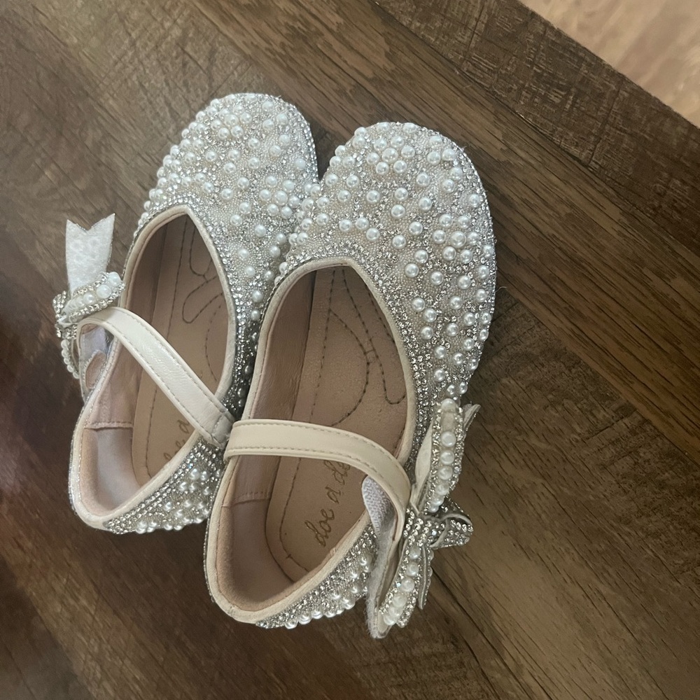 Doe a dear size 7 sparkly girl shoes
